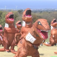 【動画】鳥取でティラノザウルスが70mを全力ダッシュ!！ュール過ぎる「恐竜レース🦖面白いのか怖いのか分かんなくなる🤣 」