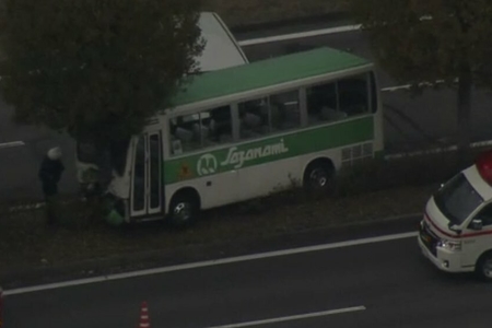 【事故】東広島市、送迎バスが複数の車と衝突 園児5人が負傷「ブールバールで中央分離帯乗り越えた」 | いろいろまとめbeans